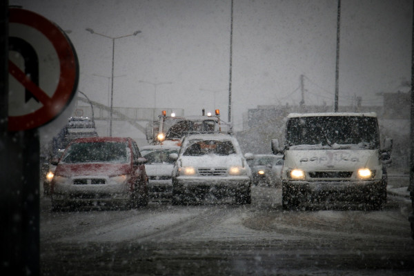 Κλειστή η λεωφόρος Πάρνηθας και η περιφερειακή Πεντέλης - Νέας Μάκρης λόγω χιονόπτωσης