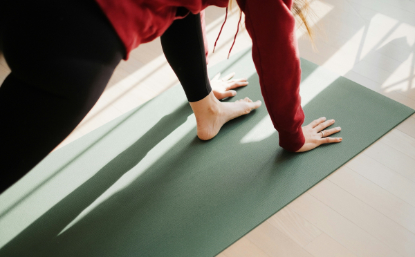 Οι 5 ασκήσεις Pilates για γράμμωση σε κοιλιά και μπράτσα