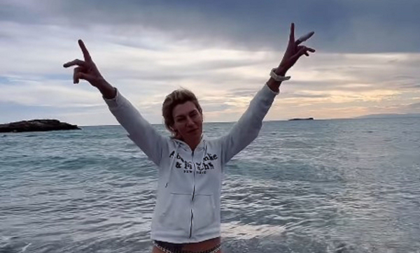 Η Ζέτα Δούκα έκανε την τελευταία βουτιά στη θάλασσα για το 2025 (Βίντεο)