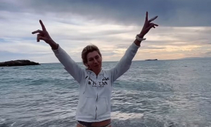 Η Ζέτα Δούκα έκανε την τελευταία βουτιά στη θάλασσα για το 2025 (Βίντεο)