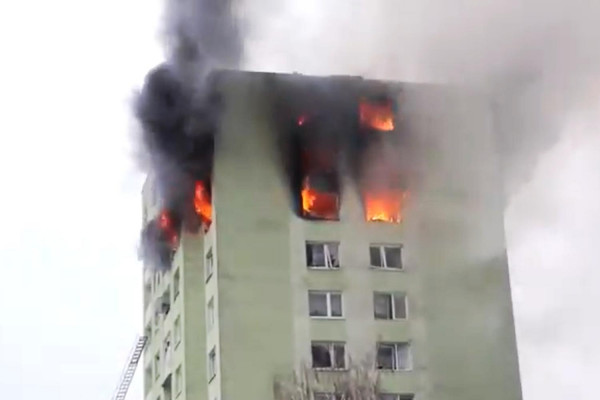 Πέντε νεκροί από έκρηξη αερίου σε πολυκατοικία στην Σλοβακία (vid)