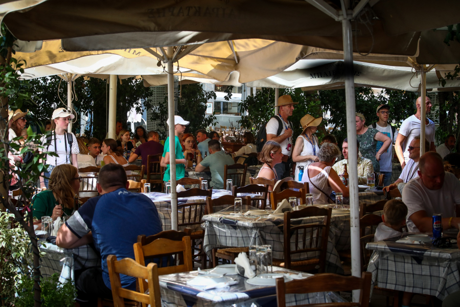 Αλλάζουν συμπεριφορά οι τουρίστες στην Ελλάδα - Από τις ταβέρνες στροφή στα σούπερ μάρκετ