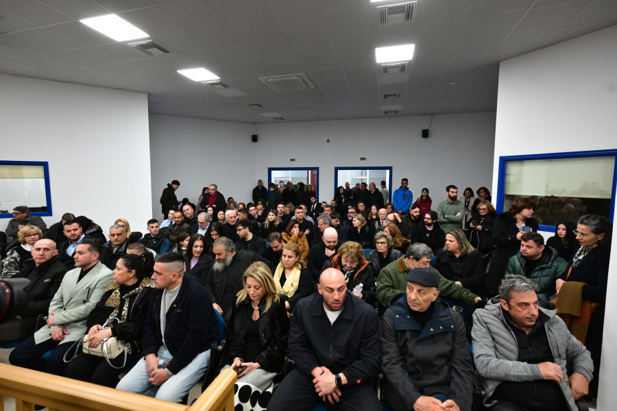 Ξεκίνησε η δίκη για τα Τέμπη: Δικαιοσύνη για τους 57 νεκρούς - Επίθεση συγγενών στον Πατέρα, «θα σε σκίσω με τα χέρια μου»