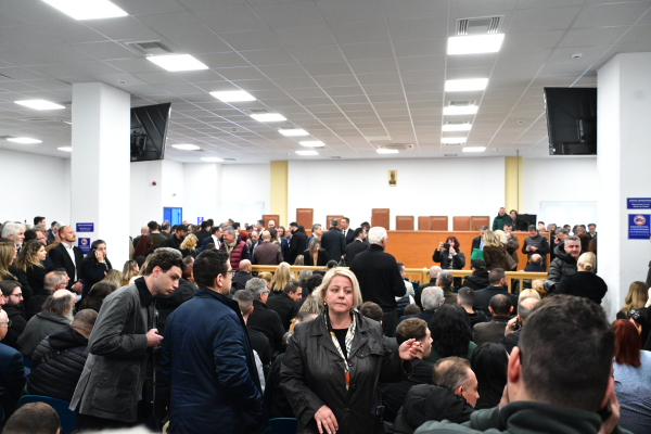 Εικόνες ντροπής στη δίκη των Τεμπών: Ακατάλληλη αίθουσα φωνάζουν δικηγόροι και συγγενείς - «Μας προσβάλλετε»