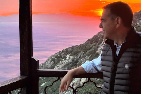 Με στίχους του «Σιμούν» του Θ. Παπακωνσταντίνου ο Τσίπρας από το Άγιο Όρος