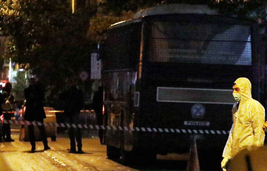 Επίθεση κουκουλοφόρων και πετροπόλεμος έξω από τα γραφεία του ΠΑΣΟΚ