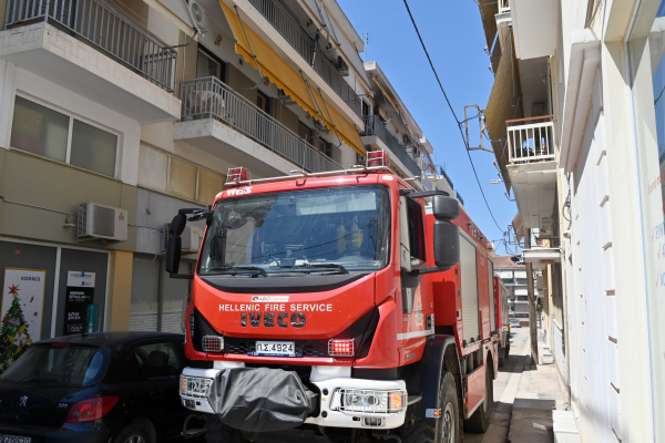 Απεγκλωβίστηκε 80χρονη από φλεγόμενο διαμέρισμα στην Καλλιθέα