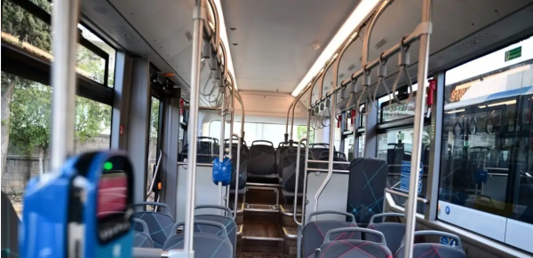 Λεωφορείο 856: Ηλικιωμένη ξέχασε τσάντα με 30.000 € και λίρες – Τα βρήκε όλα μέχρι τελευταίο σεντ