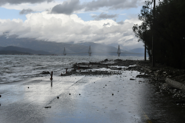 Πάτρα: Σαρώνει τα πάντα η κακοκαιρία - Ισχυροί άνεμοι ξήλωσαν μπαλκόνι (Βίντεο)