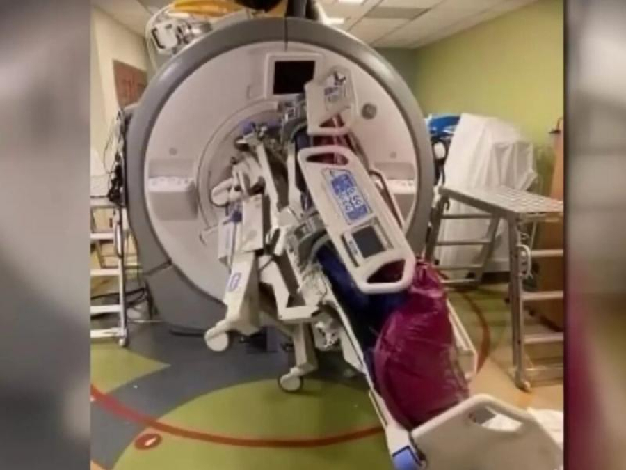 Σοκαριστικό ατύχημα: Μαγνητικός τομογράφος «ρούφηξε» νοσοκόμα - «Θα με σκότωνε»