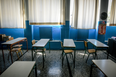 Χαμός σε Γυμνάσιο στο Μαρούσι: Eξωσχολικοί πέταξαν κροτίδες και τραυμάτισαν καθηγήτρια