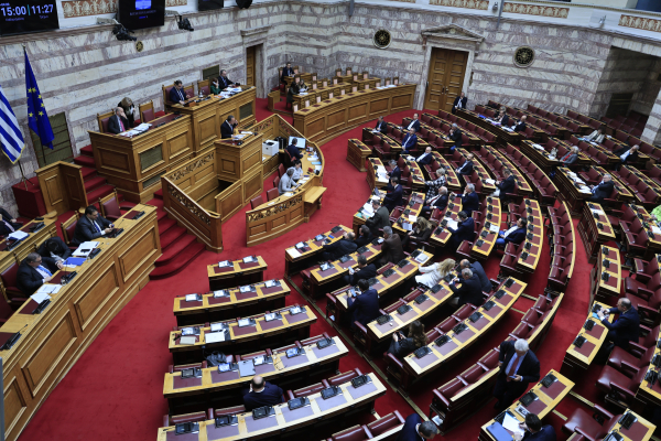 Σύγκρουση στη Βουλή για την κρίση στη Μέση Ανατολή και τη στήριξη της Κύπρου