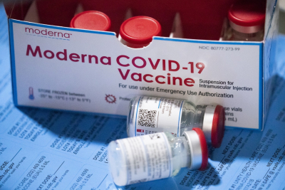 Ο «πόλεμος γιγάντων» μόλις ξεκίνησε: Η Moderna μηνύει τη Pfizer για τα εμβόλια κορονοϊού