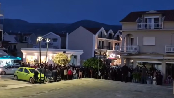 Θάνατος 19χρονης στην Κεφαλονιά: Αναμένεται η απόφαση για τους τρεις κατηγορούμενους - Πλήθος κόσμου έξω από τα δικαστήρια