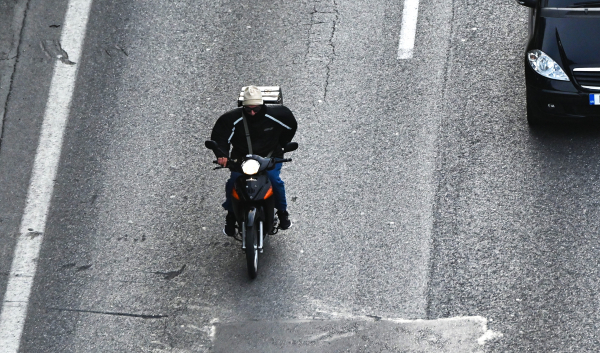 Ξάφριζαν τις εισπράξεις courier και ότι είχαν στις τσέπες τους