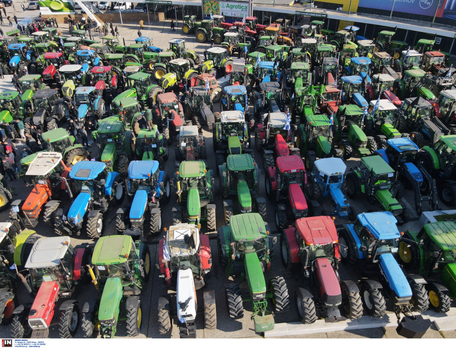 Η Θεσσαλονίκη γέμισε τρακτέρ - Μαύρες ελληνικές σημαίες, φέρετρα και απόβαση στη ΔΕΘ