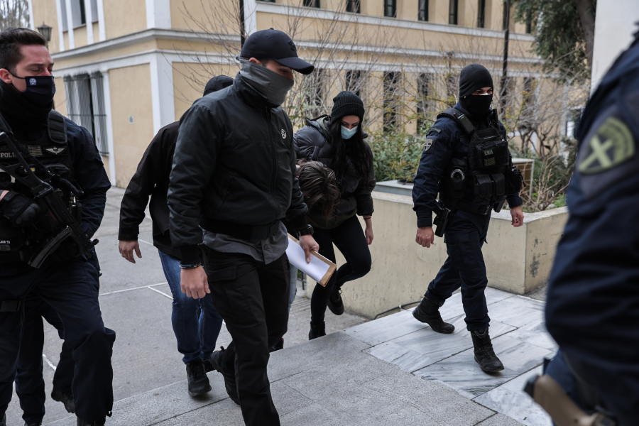 Κυψέλη: Στα δικαστήρια η μητέρα που σκότωσε τον 7χρονο γιο της - Ο άνθρωπος «κλειδί» και οι κινήσεις των δραστών μετά τον φόνο