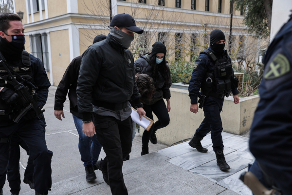 Κυψέλη: Στα δικαστήρια η μητέρα που σκότωσε τον 7χρονο γιο της - Ο άνθρωπος «κλειδί» και οι κινήσεις των δραστών μετά τον φόνο