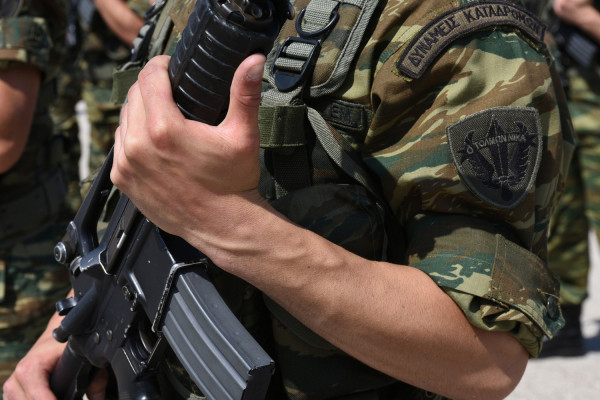 Τουρκικά ΜΜΕ: Έλληνες αστυνομικοί έγδυσαν και βασάνισαν μετανάστες με μπαταρίες (φωτό)