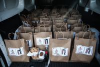 «Γεύματα αγάπης» για τους άστεγους του Πειραιά