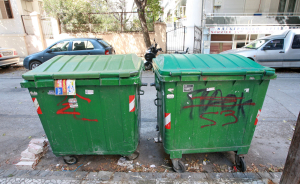 Έκτακτα μέτρα για τον καύσωνα: Τι ώρες βγάζουμε τα σκουπίδια
