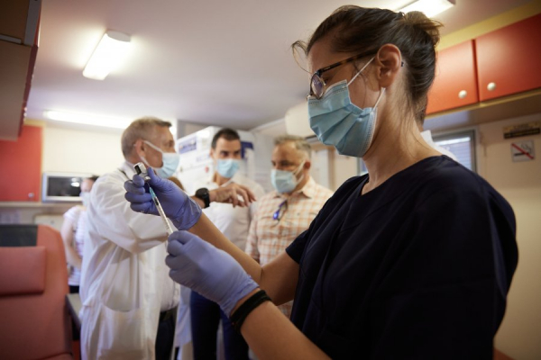 Στην Αθήνα η ιατροδικαστική εξέταση του 15χρονου που πέθανε δύο ημέρες μετά τον εμβολιασμό του: Τι καταγγέλλει ο αδερφός του