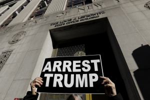 «Ο Τραμπ ψευδώς είπε ότι θα συλληφθεί», λέει το γραφείο του εισαγγελέα