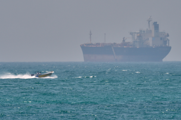Οι ΗΠΑ επιτέθηκαν σε ιρανικό τάνκερ στα Στενά του Ορμουζ: Εκρήξεις σε πόλεις του Ιράν - Απάντησε η Τεχεράνη