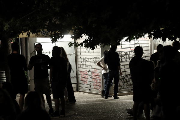«Η πλατεία ήταν γεμάτη»: Συνωστισμός στις γειτονιές παρά τα μέτρα (pics & vid)
