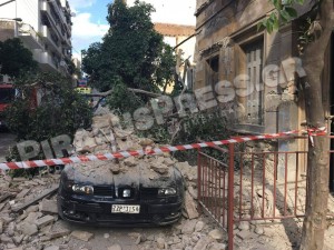 Κατέρρευσε εγκαταλελειμμένο κτίριο στον Πειραιά - Δεν υπάρχουν εγκλωβισμένοι