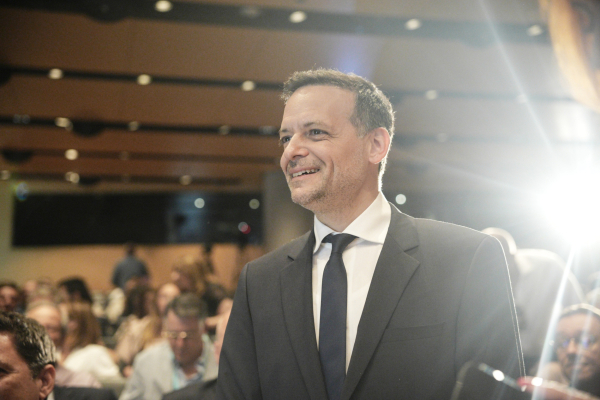 Ο Χ. Δούκας στη Θεσσαλονίκη - απέναντι στον Κ. Μητσοτάκη, μακριά από τον Αλ. Τσίπρα