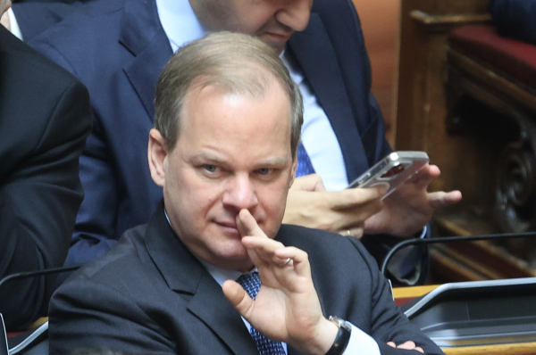 ΠΑΣΟΚ-ΣΥΡΙΖΑ: Στο επίκεντρο ξανά ο Καραμανλής και η σύμβαση 717