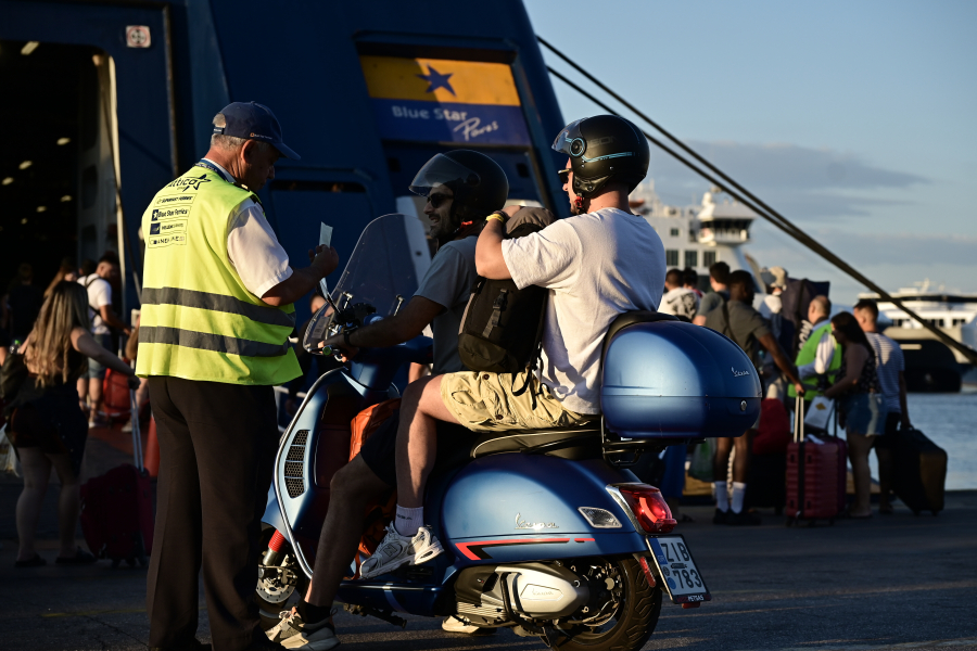 Συνεχίζεται η μεγάλη έξοδος του Αυγούστου: Ποιοι δρόμοι είναι στο κόκκινο - Το αδιαχώρητο στα λιμάνια