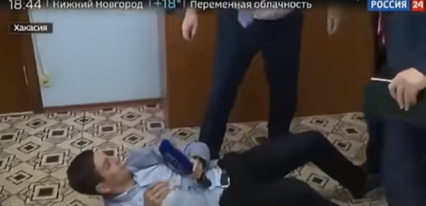 Άγριο ξύλο σε δημοσιογράφο από Ρώσο αξιωματούχο, όταν ρώτησε για το πολυτελές σπίτι του (vid)