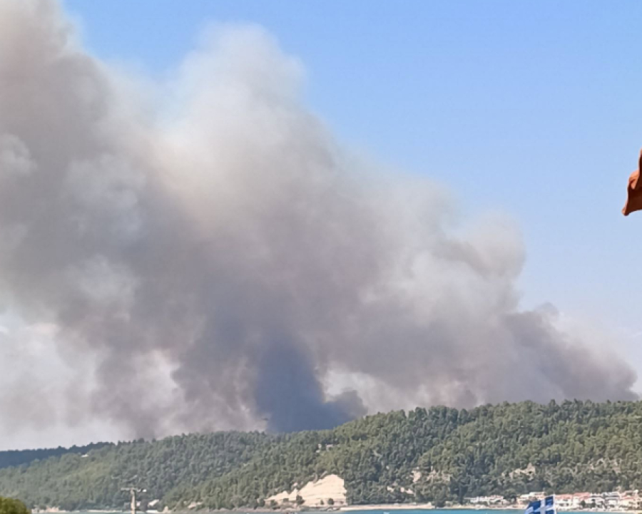 Φωτιά στη Χαλκιδική: Καίγονται σπίτια, μπαράζ 112 για εκκενώσεις, ενισχύονται οι πυροσβεστικές δυνάμεις