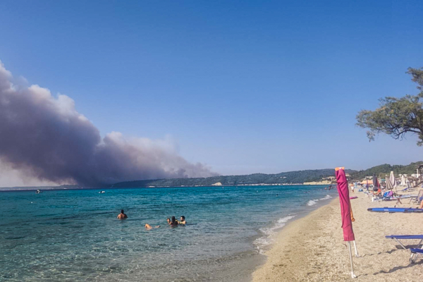 Φωτιά στη Χαλκιδική: Καίγονται σπίτια, μπαράζ 112 για εκκενώσεις, ενισχύονται οι πυροσβεστικές δυνάμεις