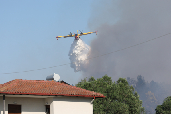 Φωτιά στη Χαλκιδική: Καίγονται σπίτια, μπαράζ 112 για εκκενώσεις, ενισχύονται οι πυροσβεστικές δυνάμεις