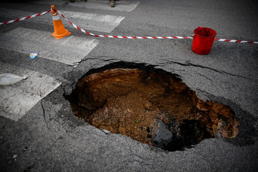 Πειραιάς: Καθίζηση δρόμου στην οδό Ιάσωνος - Κυκλοφοριακές ρυθμίσεις στο σημείο