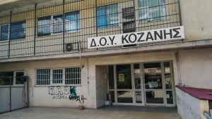 Επίθεση με τσεκούρι στη ΔΟΥ Κοζάνης: Σε κρίσιμη κατάσταση παραμένουν οι δύο από τους τρεις τραυματίες