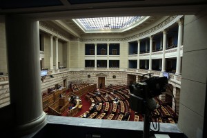 «Κακός χαμός» στην Βουλή για τις προσλήψεις στο Δημόσιο