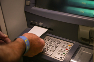 Υπερκέρδη για τις τράπεζες, χαμηλές αποδόσεις για τους καταθέτες, υψηλό κόστος για τους δανειολήπτες