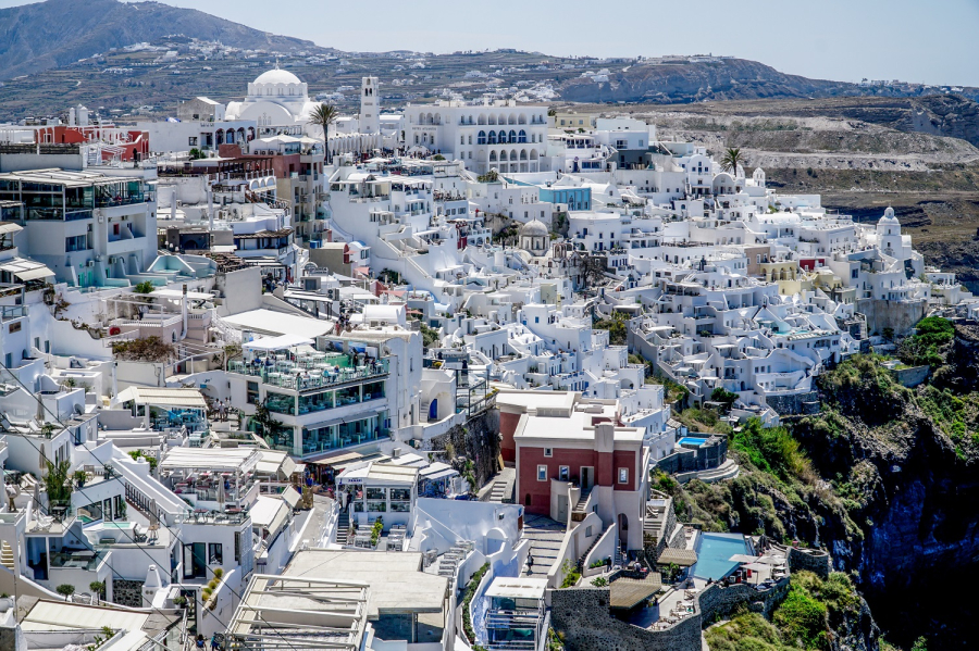 L'Echo: «Τουρίστες και επενδυτές στοιχηματίζουν στην Ελλάδα»