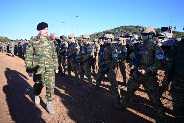Κατατέθηκε το νομοσχέδιο του υπουργείου Άμυνας - Αλλαγές σε μισθούς, βαθμούς, εθελοντική στράτευση γυναικών