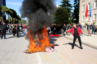Αλβανία: Διαδηλωτές του Δημοκρατικού Κόμματος καίνε τα καθίσματα διαλόγου ως απάντηση στο κάλεσμα του Ράμα