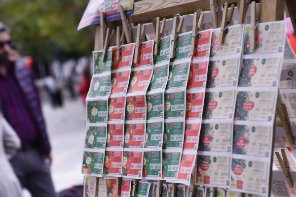 Το λαϊκό λαχείο κληρώνει απόψε 2 εκατ. ευρώ