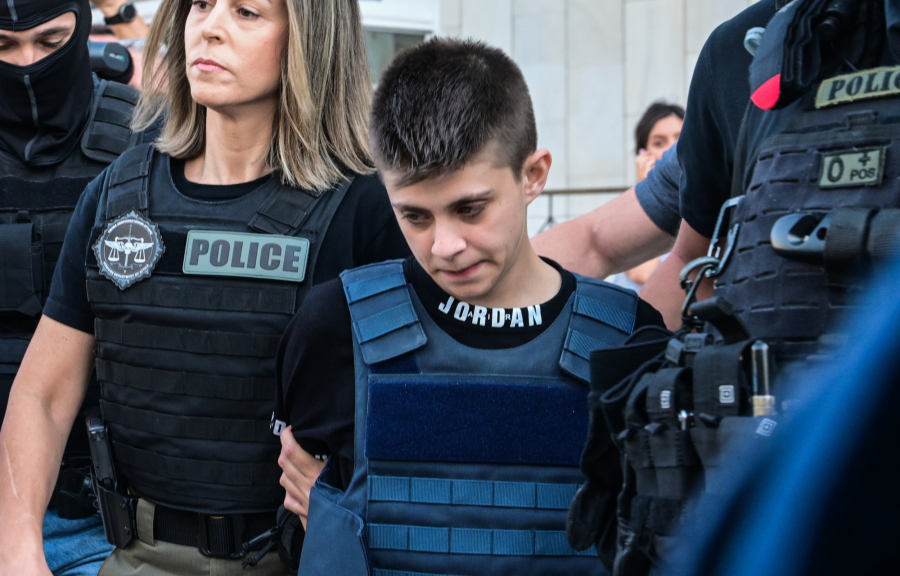 Στην Πάτρα η Ειρήνη Μουρτζούκου: Η στιγμή που βγαίνει από τη ΓΑΔΑ