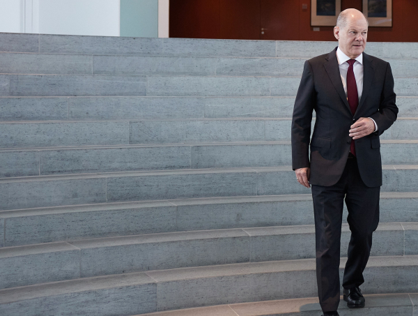 Στα «Τάρταρα» η δημοτικότητα Σολτς, κοιτάζει την «πλάτη» του υπουργού του