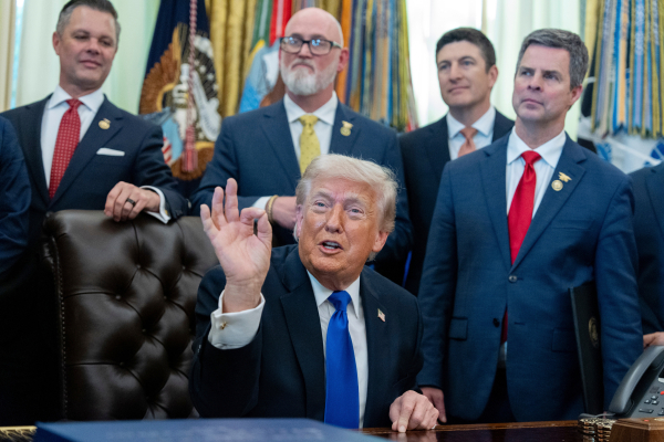 Τραμπ: «Το Ιράν πεθαίνει να κάνει μια συμφωνία, θα δούμε πόσο θα αντέξει» (Βίντεο)