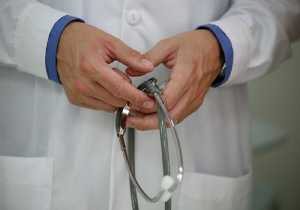 Με προσλήψεις γιατρών θα ενισχυθούν τα ιατρεία στις δομές φιλοξενίας προσφύγων και τα κοντινά νοσοκομεία