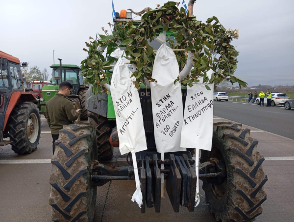 Νέο μπλόκο στον Ε65: Αγρότες «πλημμυρίζουν» δρόμους και Εθνικές Οδούς - Ένταση και χημικά στο Κιάτο
